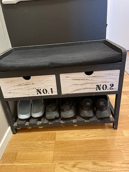 Svart liten sittbänk
