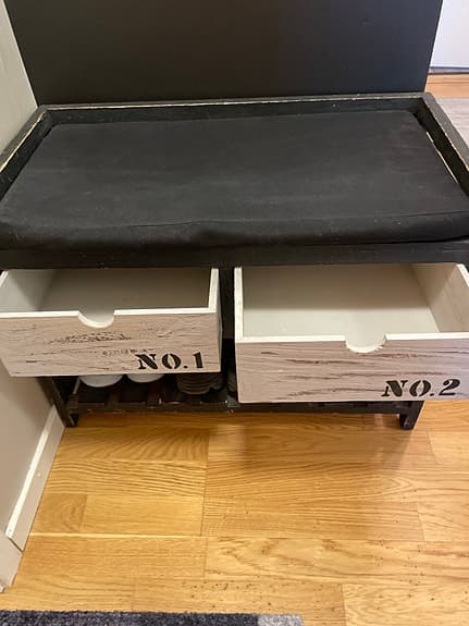 Svart liten sittbänk