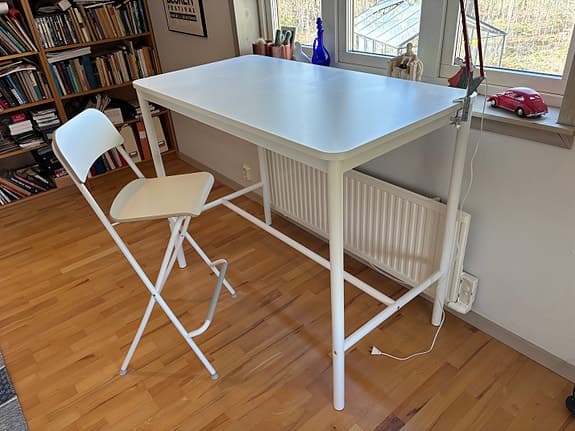 Högt skrivbord med hög stol.