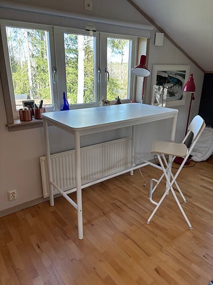 Högt skrivbord med hög stol.