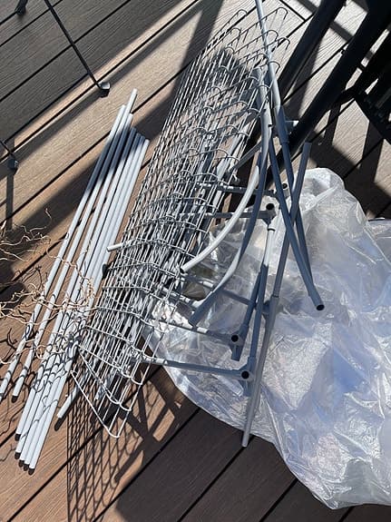 Växthus med hyllor och plastöverdrag