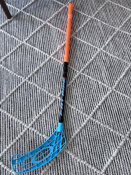 Innebandyklubba blå/orange + Unihoc skyddsglasögon