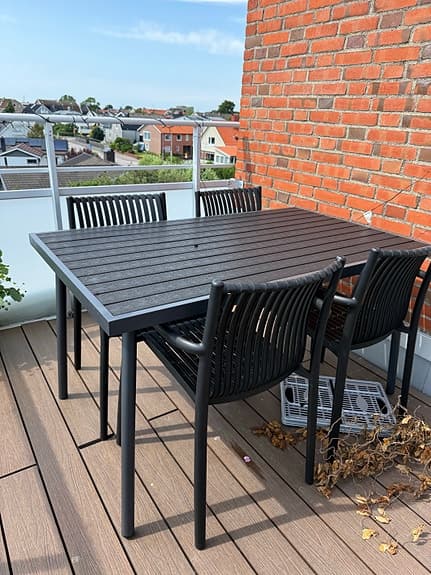 Svart matgrupp utebord med 4 stolar
