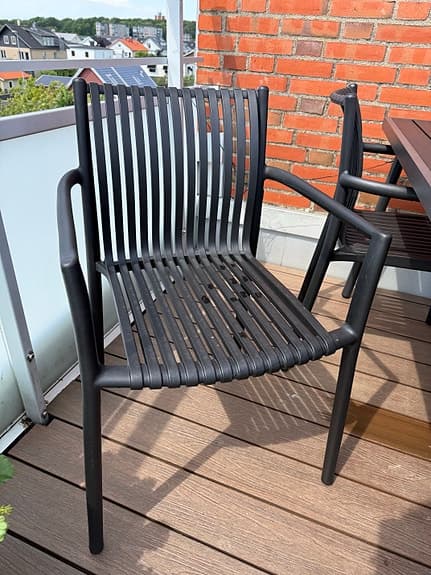 Svart matgrupp utebord med 4 stolar
