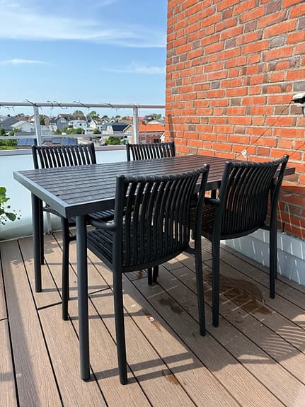 Svart matgrupp utebord med 4 stolar