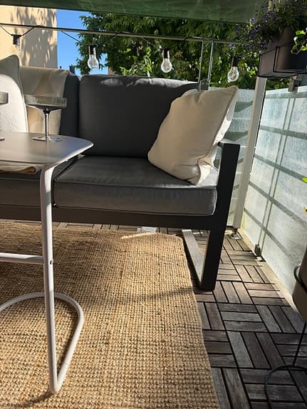 Snygg balkongsoffa i nyskick + överdrag