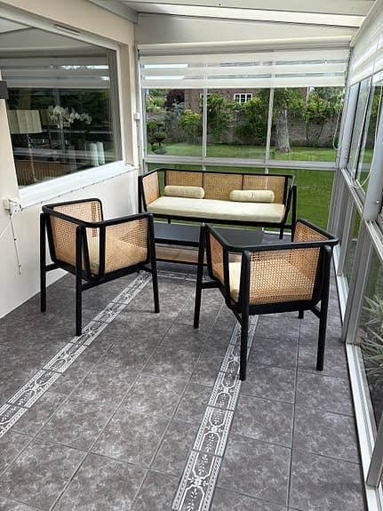 Soffgrupp och sideboard i rotting och svart trä