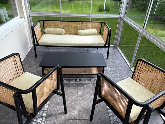Soffgrupp och sideboard i rotting och svart trä