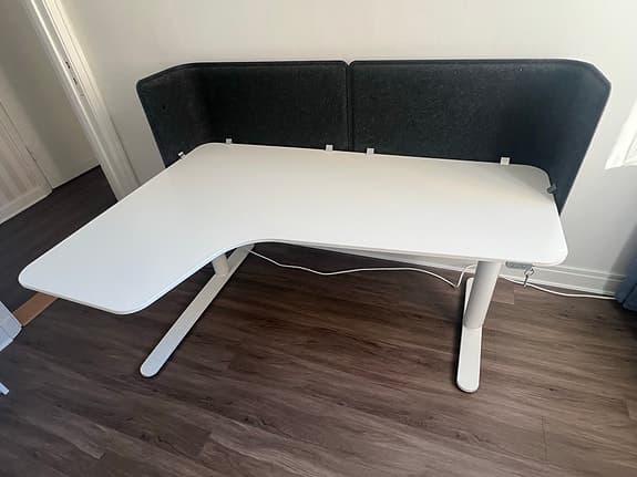 BEKANT sitt/stå-skrivbord L-format med skärmväggar