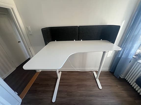 BEKANT sitt/stå-skrivbord L-format med skärmväggar