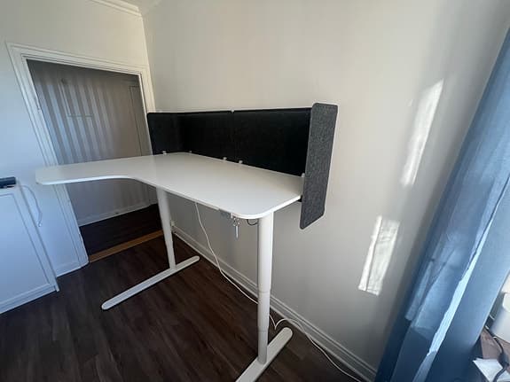 BEKANT sitt/stå-skrivbord L-format med skärmväggar