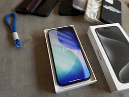 Fläckfri iPhone 15 Pro Max 256GB Black Titanium + flera skal och skärmskydd