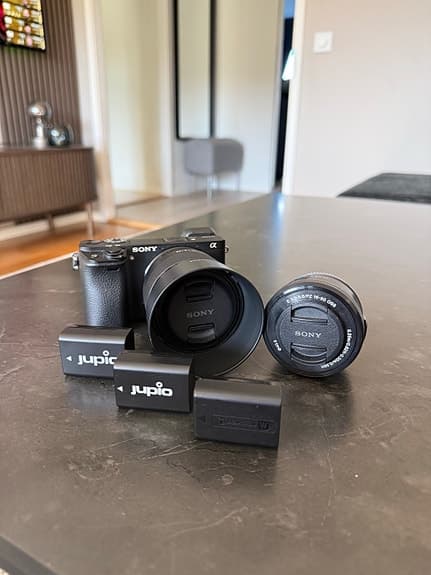Sony A6300 + FE 50mm f/1.8 + 16-50 OSS + 3 batterier