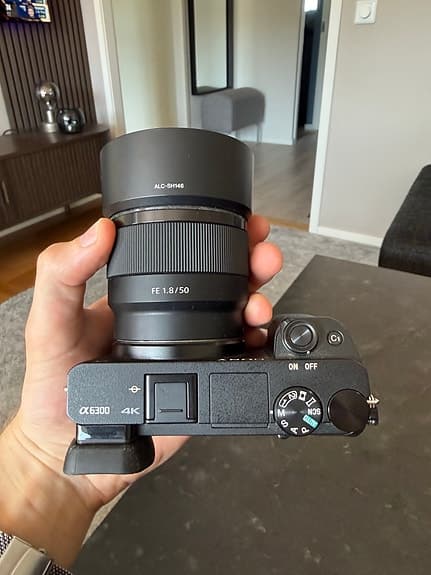 Sony A6300 + FE 50mm f/1.8 + 16-50 OSS + 3 batterier
