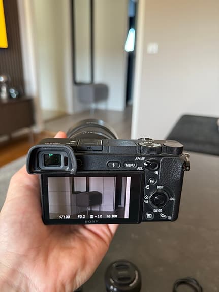 Sony A6300 + FE 50mm f/1.8 + 16-50 OSS + 3 batterier