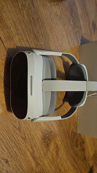 VR-headset Pico 4 med handkontroller