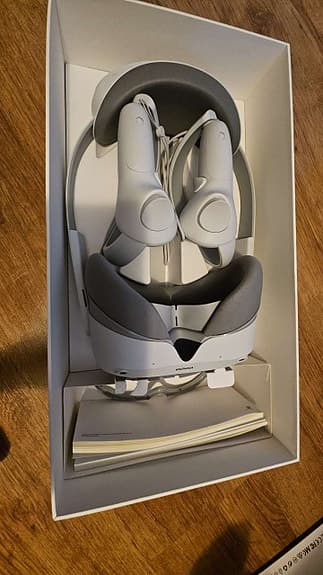 VR-headset Pico 4 med handkontroller