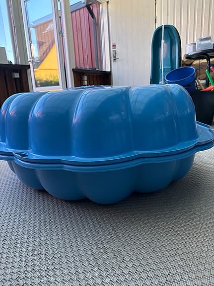 Helt oanvända badbaljor/sandlåda