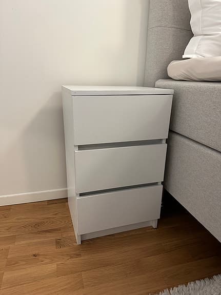 Sängbord med byrålådor
