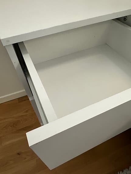 Sängbord med byrålådor