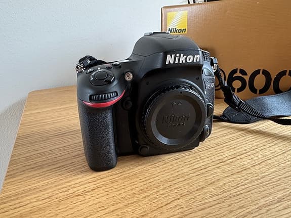 Nikon D600 med batterigrepp Nikon MB-D14. Endast 2487 exponeringar.