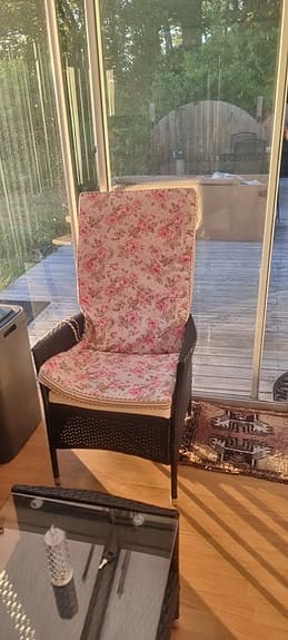 Stolsdynor med blommigt och randigt mönster