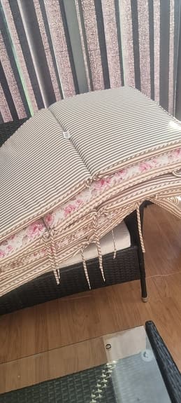 Stolsdynor med blommigt och randigt mönster