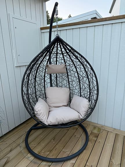 Hängstol äggformad med stativ och beige dynor