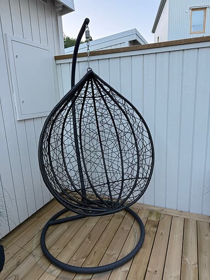 Hängstol äggformad med stativ och beige dynor