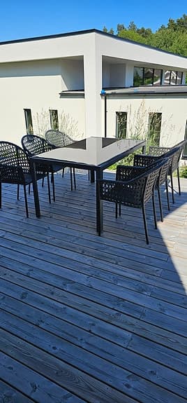 Matgrupp utebord med 8st svarta stolar