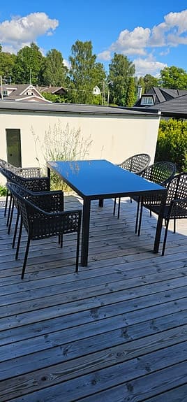 Matgrupp utebord med 8st svarta stolar