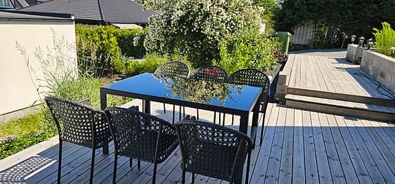 Matgrupp utebord med 8st svarta stolar