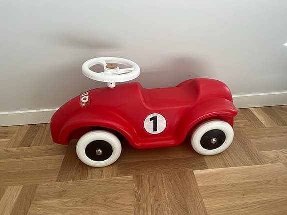 BRIO röd sparkbil med ratt