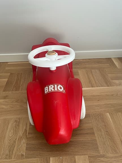 BRIO röd sparkbil med ratt