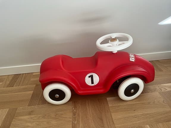BRIO röd sparkbil med ratt