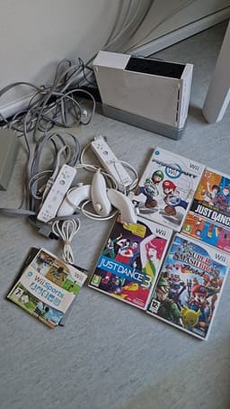 Nintendo Wii spelkonsol med handkontroller och spel