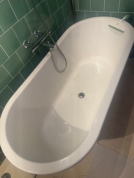 Fristående badkar vitt med blandare och dusch