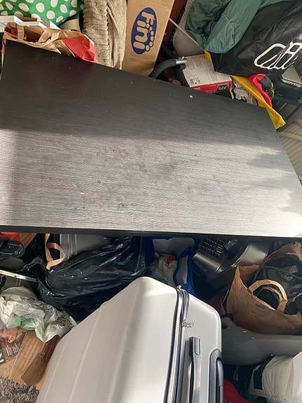 ett svart IKEA LINNMON skrivbord eller matbord med en träeffekt-yta