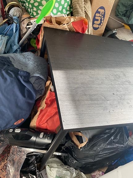 ett svart IKEA LINNMON skrivbord eller matbord med en träeffekt-yta