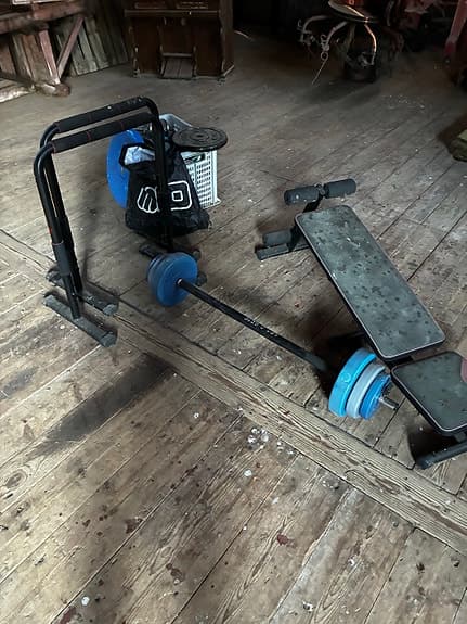 Träningsutrustning med skivstång, vikter och bänk