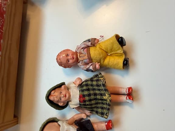 Äldre Dockhusmöbler & Små Dockor – Vintage Samlarlot
