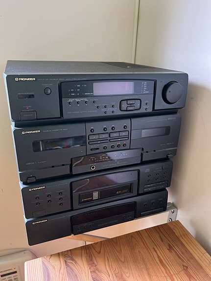 Pioneer förstärkare med högtalare.