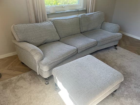 Svängd soffa med fotpall, Howardmodell.