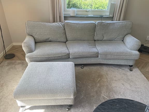 Svängd soffa med fotpall, Howardmodell.