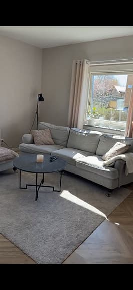 Svängd soffa med fotpall, Howardmodell.