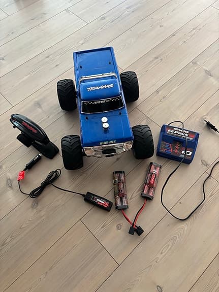 Traxxas Bigfoot RC-bil med fjärrkontroll, laddare & 2 batterier