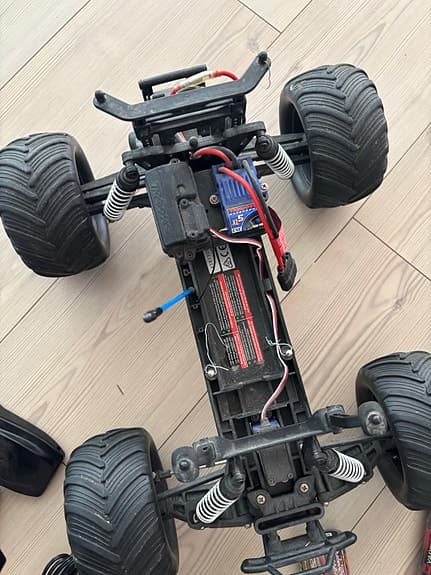 Traxxas Bigfoot RC-bil med fjärrkontroll, laddare & 2 batterier