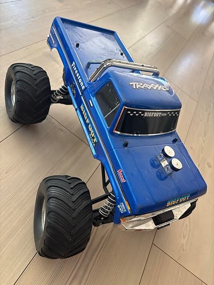 Traxxas Bigfoot RC-bil med fjärrkontroll, laddare & 2 batterier