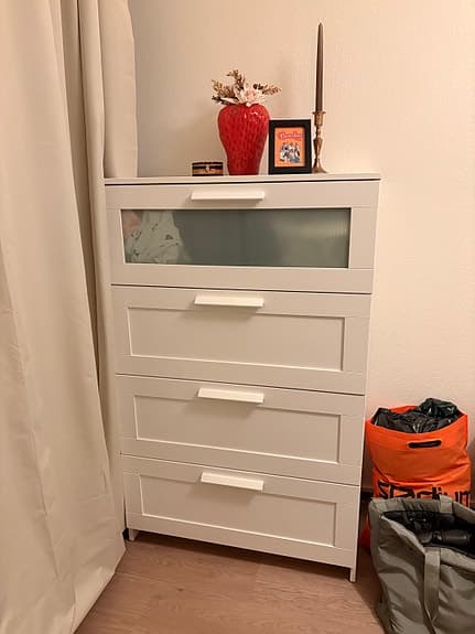 Brimnes byrå med 4 lådor, vit/frostat glas