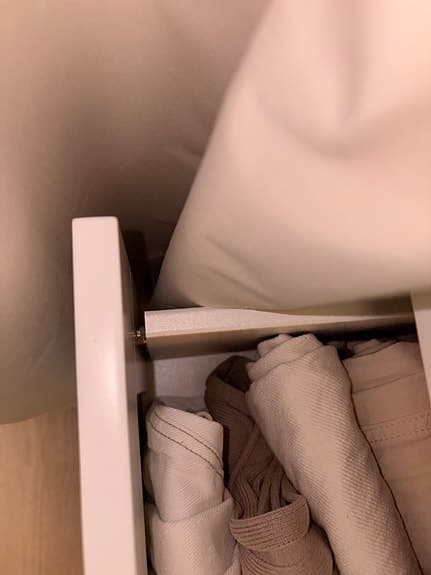 Brimnes byrå med 4 lådor, vit/frostat glas